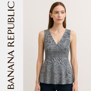 Banana Republic Blouse Top | Women's Size 6 | NWT Gray Print Empire Waist V-Neck